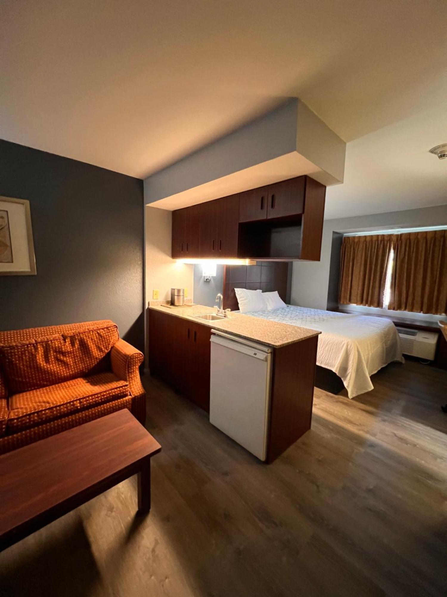 Blisspoint Inn & Suites, Northwood Luaran gambar